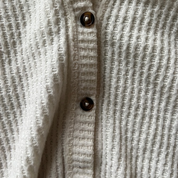 Long sleeve white sweater shirt. - Picture 1 of 3